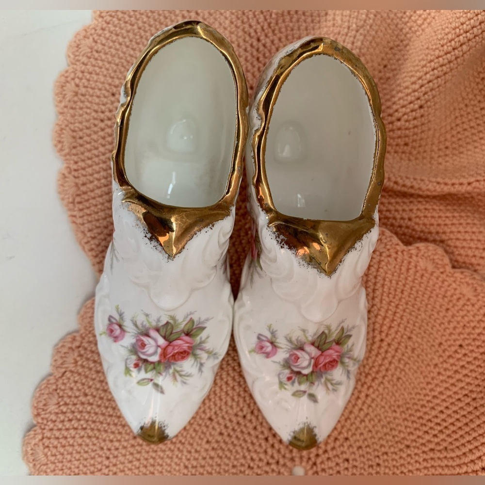 Paragon Fine China Porcelain Her Majesty Victorians Rose Pair of Shoes gold trim - Picture 2 of 8